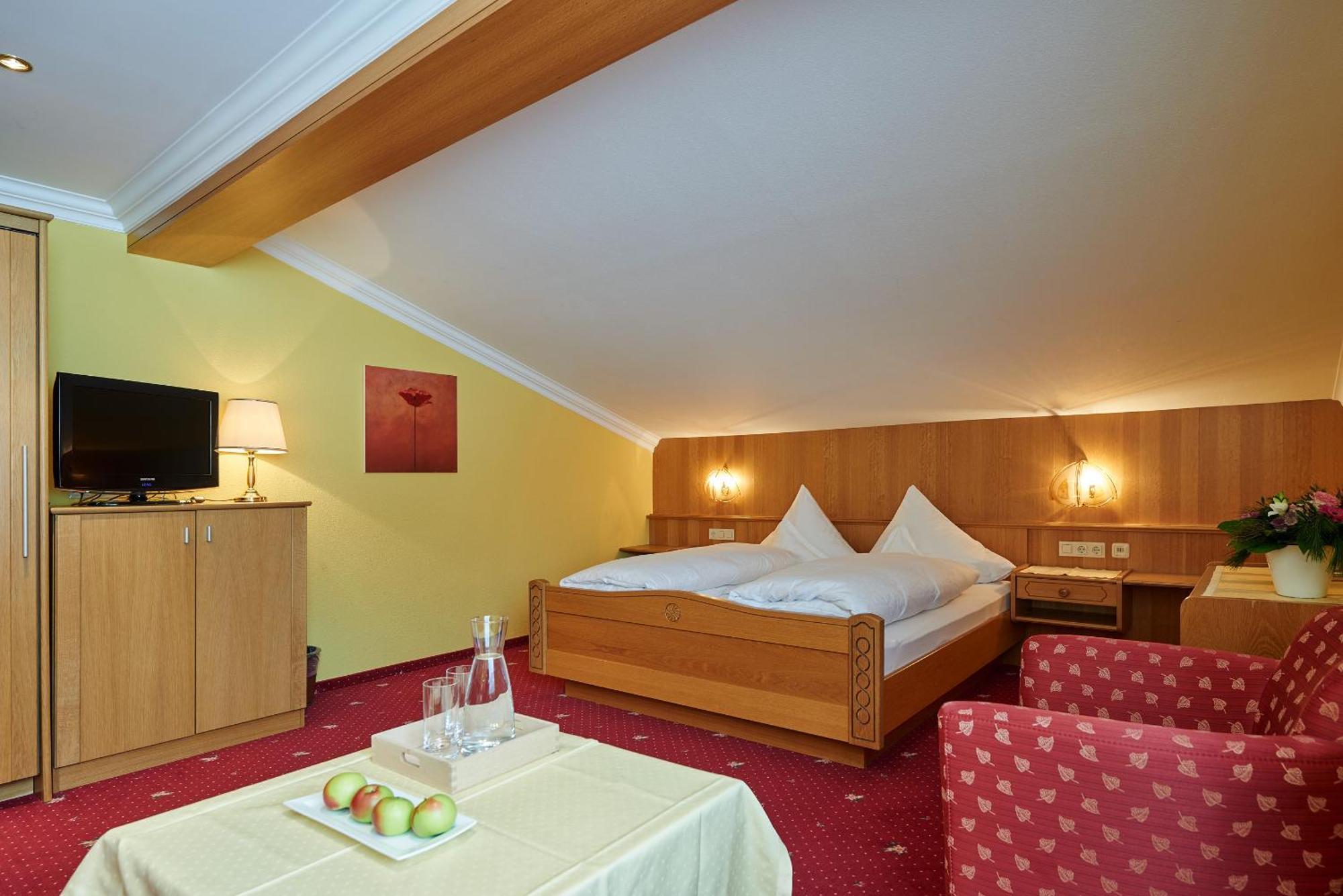Hotel Restaurant Formarin Oberlech Rum bild