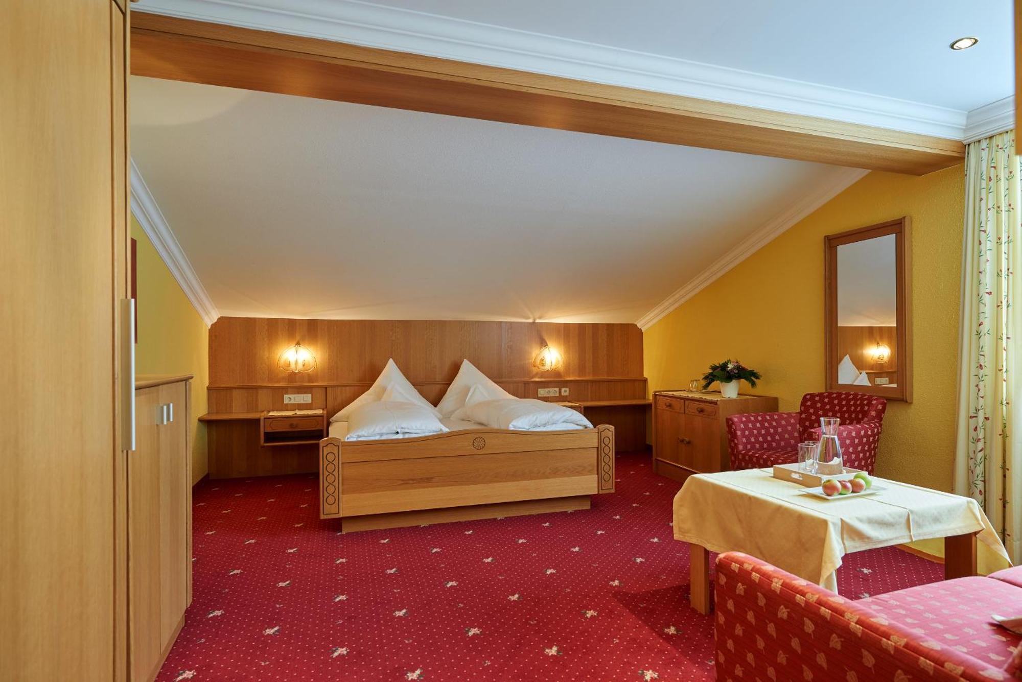 Hotel Restaurant Formarin Oberlech Rum bild